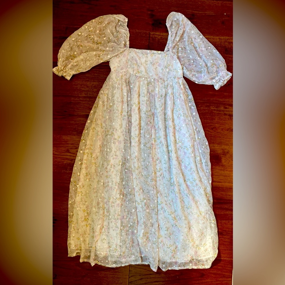 Storia. Maxi Dress. Size M. Light Grey with floral print.